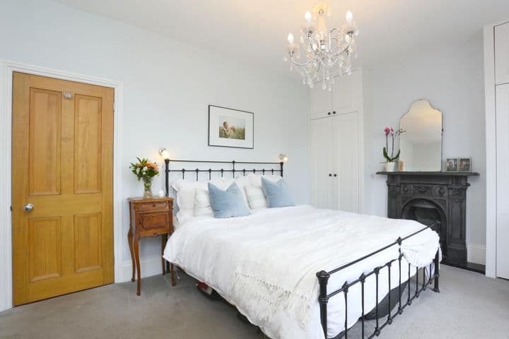 4 bedrooms house for sale in London, United Kingdom - Image 12