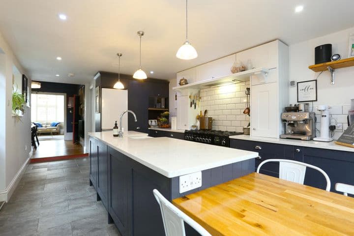 4 bedrooms house for sale in London, United Kingdom - Image 7