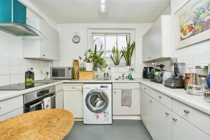 1 bedroom apartment for sale in London, United Kingdom - Image 2