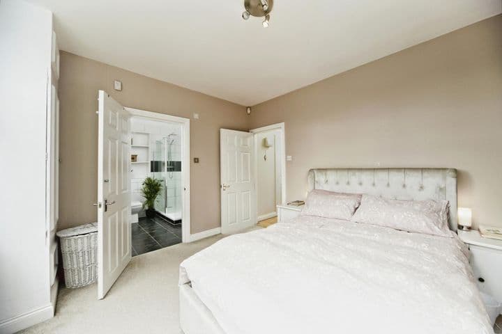 2 bedrooms apartment for sale in London, United Kingdom - Image 9