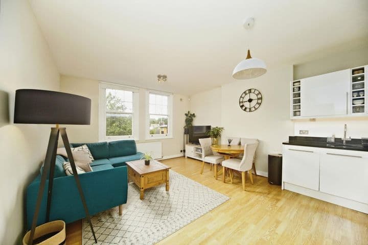 2 bedrooms apartment for sale in London, United Kingdom - Image 4