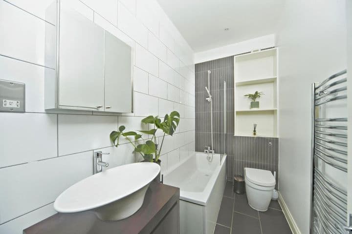 2 bedrooms apartment for sale in London, United Kingdom - Image 7