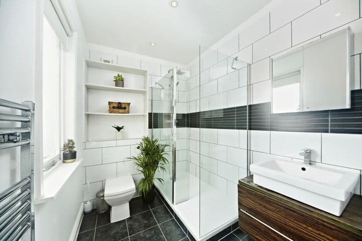 2 bedrooms apartment for sale in London, United Kingdom - Image 10