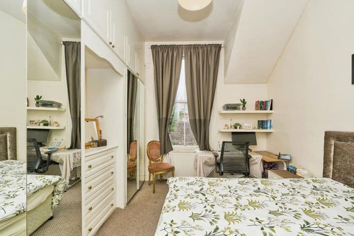 1 bedroom apartment for sale in London, United Kingdom - Image 3