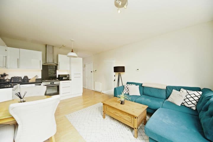 2 bedrooms apartment for sale in London, United Kingdom - Image 3