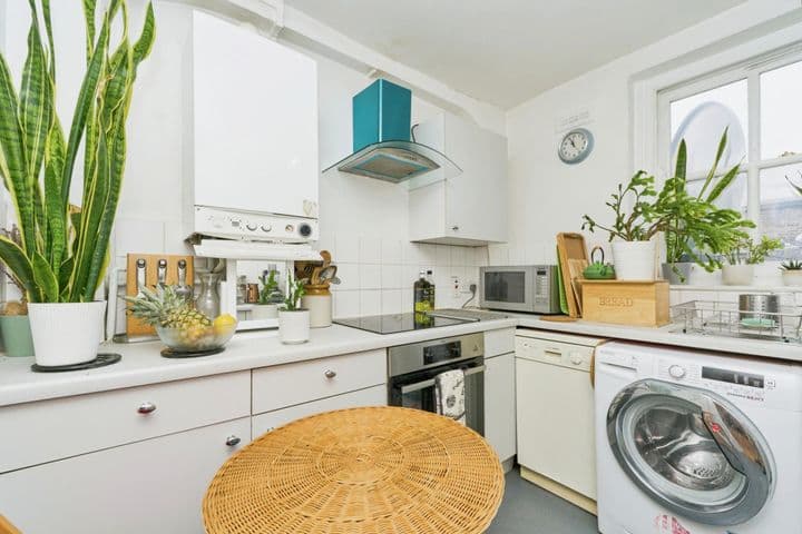 1 bedroom apartment for sale in London, United Kingdom - Image 8