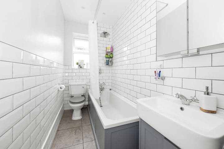 2 bedrooms apartment for sale in London, United Kingdom - Image 4