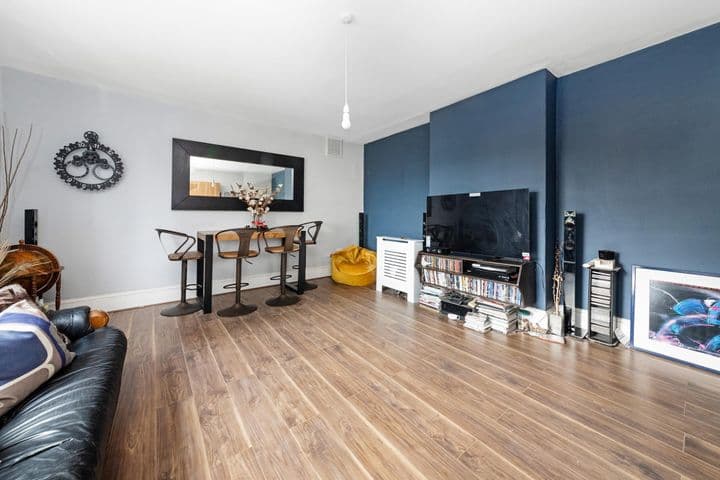 2 bedrooms apartment for sale in London, United Kingdom - Image 3