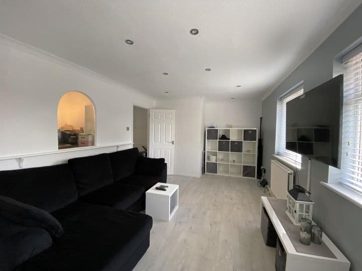 1 bedroom apartment for sale in Southend-On-Sea, United Kingdom - Image 7