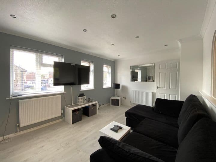 1 bedroom apartment for sale in Southend-On-Sea, United Kingdom - Image 3