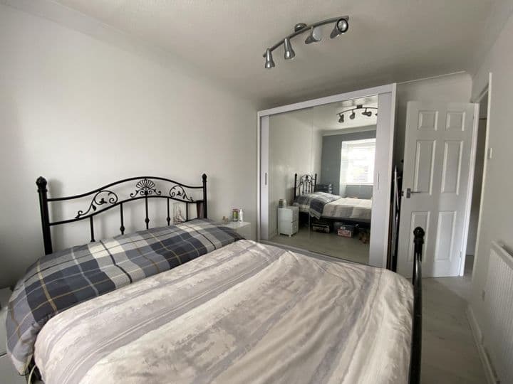 1 bedroom apartment for sale in Southend-On-Sea, United Kingdom - Image 8