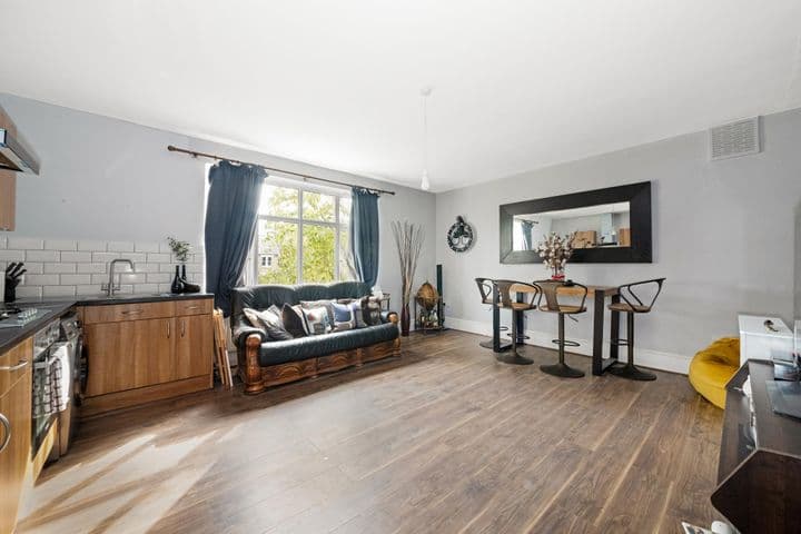 2 bedrooms apartment for sale in London, United Kingdom - Image 8