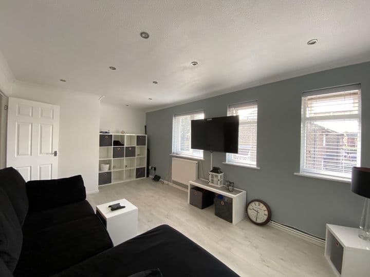 1 bedroom apartment for sale in Southend-On-Sea, United Kingdom - Image 6