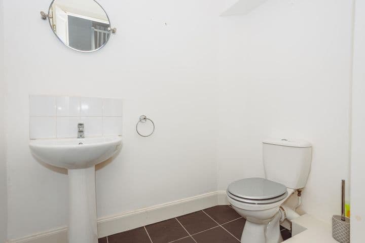 1 bedroom apartment for sale in Thornhill, United Kingdom - Image 10