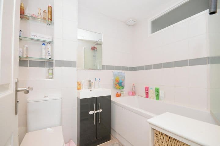 2 bedrooms apartment for sale in Hemel Hempstead, United Kingdom - Image 7