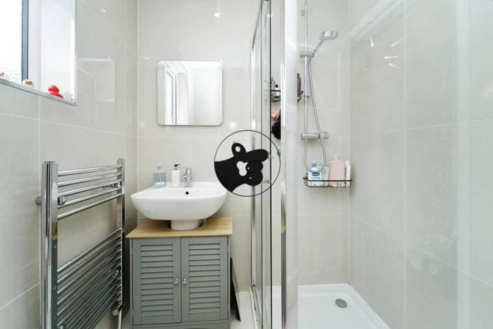 3 bedrooms house for sale in Walton-On-Thames, United Kingdom - Image 9