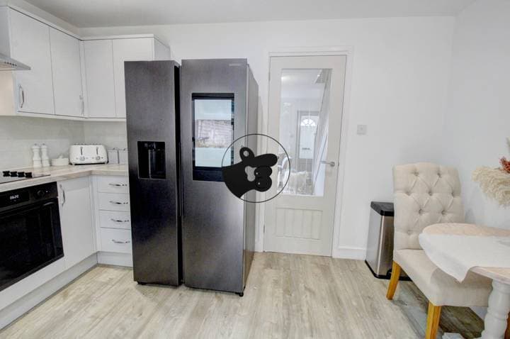 3 bedrooms house for sale in Crawley, United Kingdom - Image 5