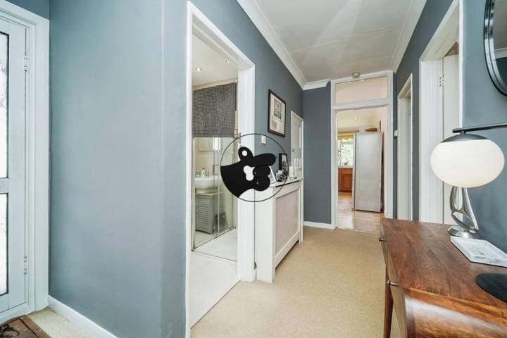 3 bedrooms house for sale in Walton-On-Thames, United Kingdom - Image 2