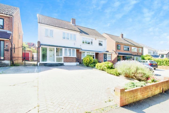 3 bedrooms house for sale in Romford, United Kingdom - Image 2