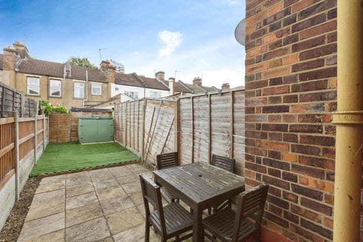 2 bedrooms house for sale in London, United Kingdom - Image 9