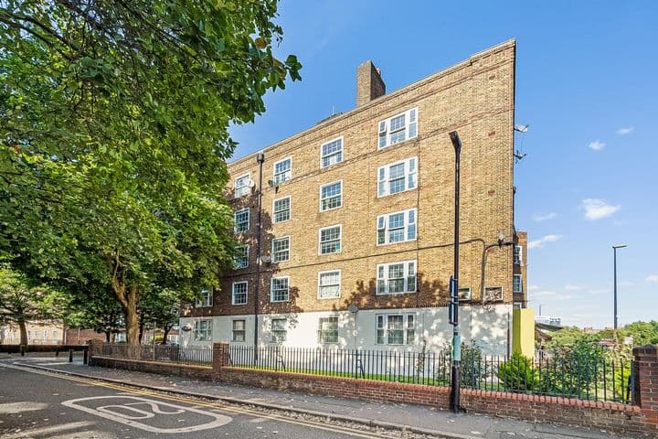 3 bedrooms apartment for sale in London, United Kingdom - Image 2