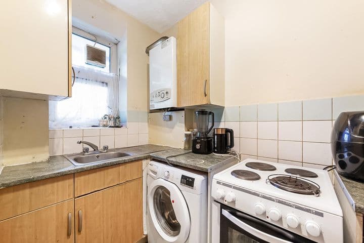 3 bedrooms apartment for sale in London, United Kingdom - Image 3