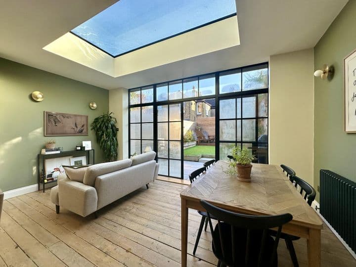 4 bedrooms house for sale in London, United Kingdom - Image 4