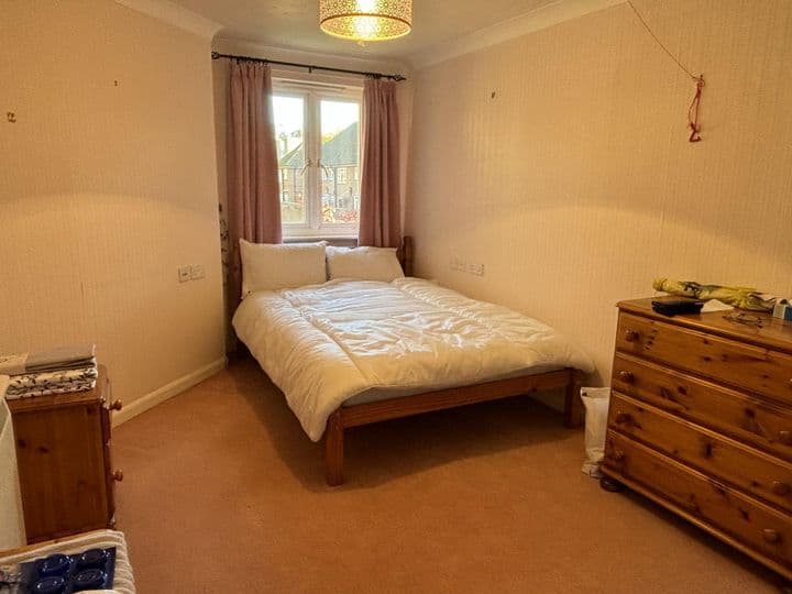 1 bedroom house for sale in Camberley, United Kingdom - Image 3