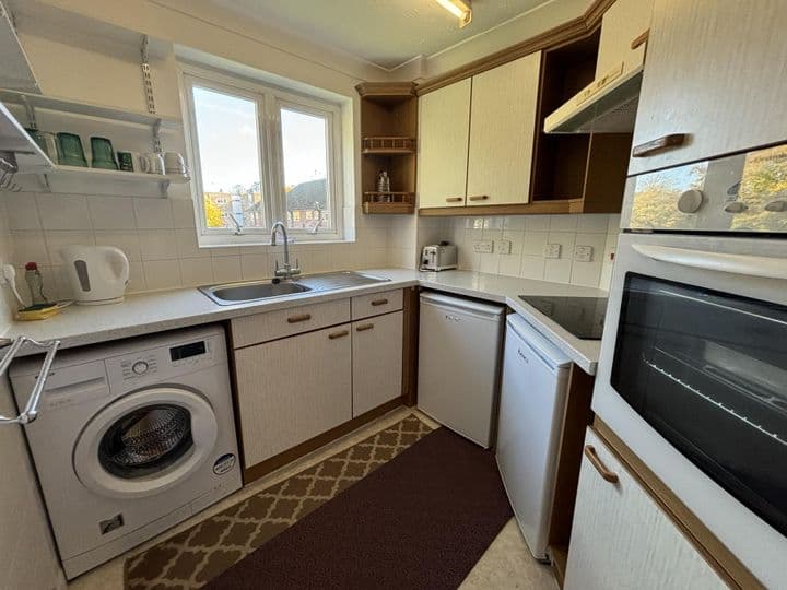 1 bedroom house for sale in Camberley, United Kingdom - Image 5