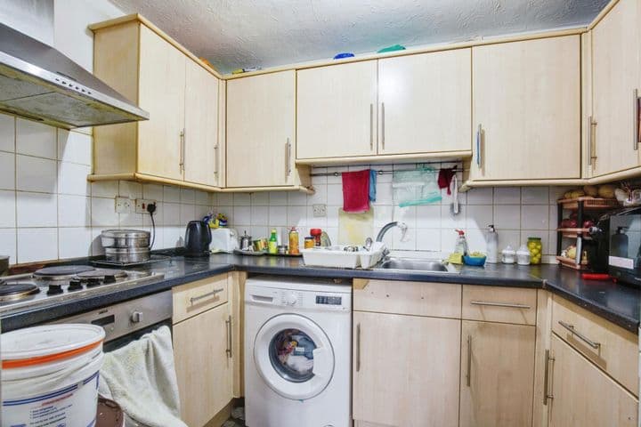 2 bedrooms apartment for sale in Wembley, United Kingdom - Image 5