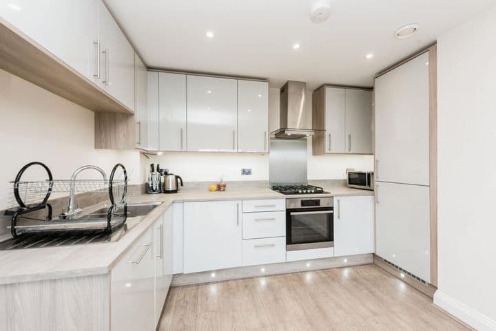 2 bedrooms apartment for sale in Slough, United Kingdom - Image 6