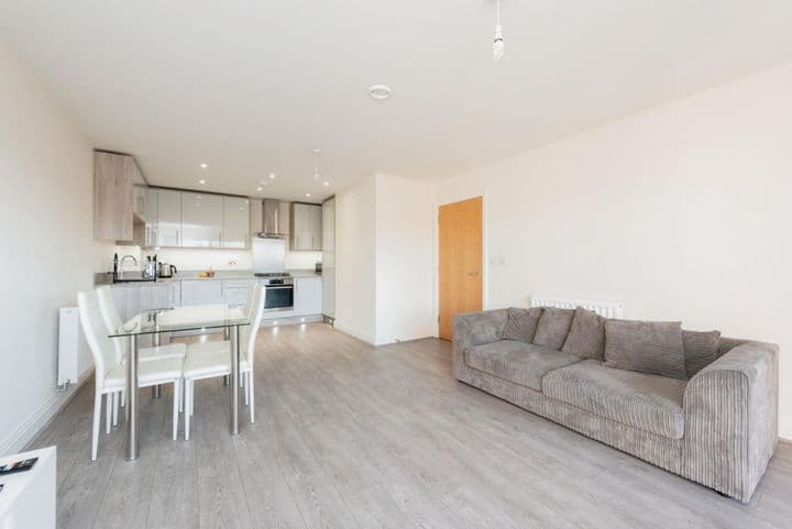 2 bedrooms apartment for sale in Slough, United Kingdom - Image 2