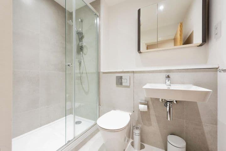 2 bedrooms apartment for sale in Slough, United Kingdom - Image 10