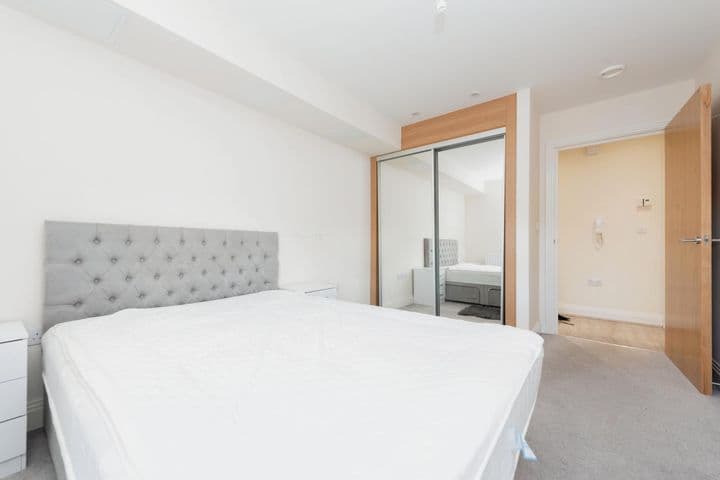 2 bedrooms apartment for sale in Slough, United Kingdom - Image 9