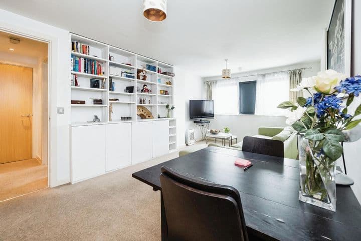 1 bedroom apartment for sale in London, United Kingdom - Image 7