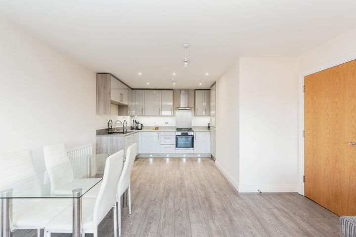 2 bedrooms apartment for sale in Slough, United Kingdom - Image 5