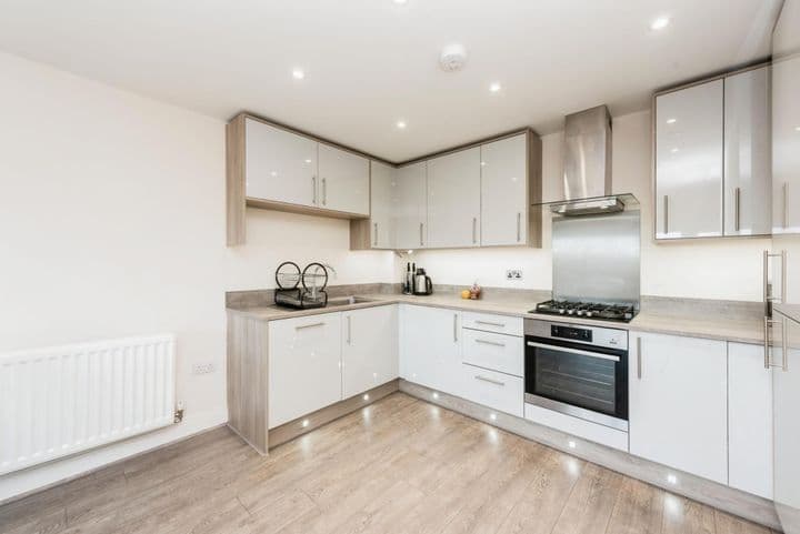 2 bedrooms apartment for sale in Slough, United Kingdom - Image 7