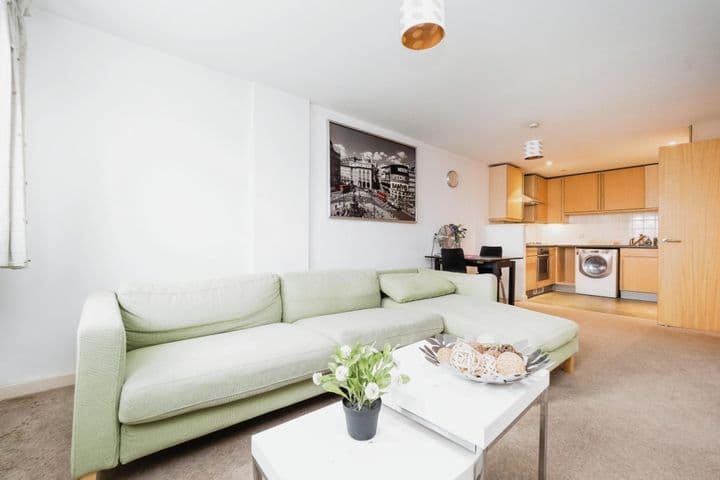 1 bedroom apartment for sale in London, United Kingdom - Image 9