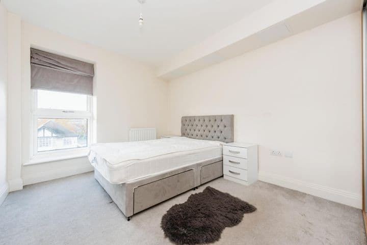 2 bedrooms apartment for sale in Slough, United Kingdom - Image 8