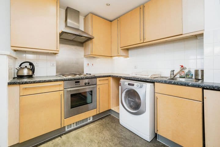 1 bedroom apartment for sale in London, United Kingdom - Image 5