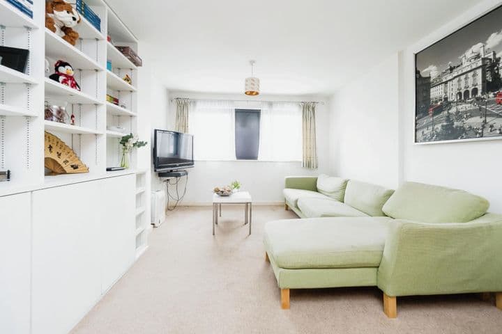 1 bedroom apartment for sale in London, United Kingdom - Image 3