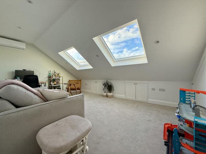 5 bedrooms house for sale in London, United Kingdom - Image 10