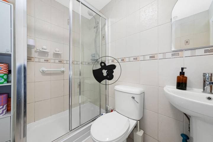 1 bedroom apartment for sale in London, United Kingdom - Image 8