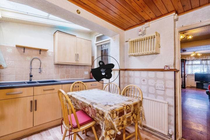 3 bedrooms house for sale in London, United Kingdom - Image 8