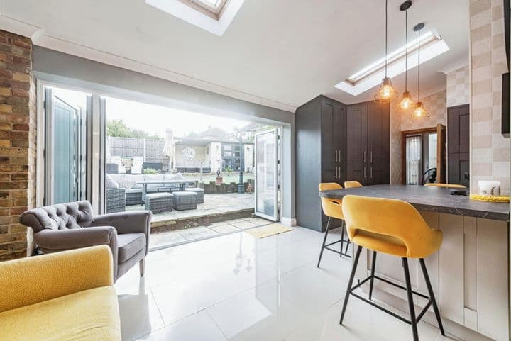 4 bedrooms house for sale in Basingstoke, United Kingdom - Image 2