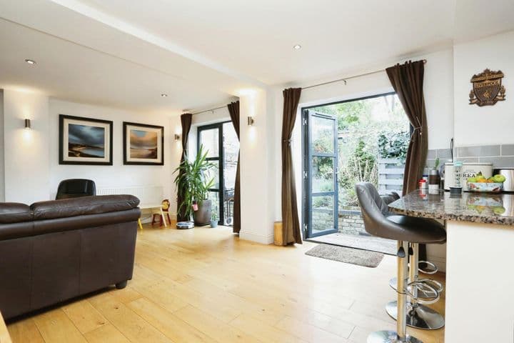 2 bedrooms house for sale in London, United Kingdom - Image 9