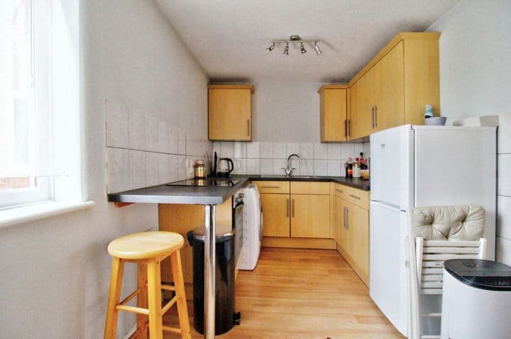 Apartment for sale in Romford, United Kingdom - Image 9