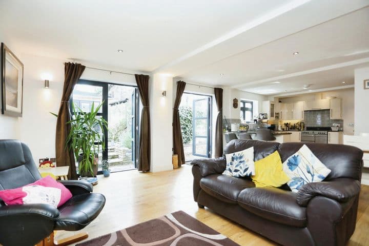 2 bedrooms house for sale in London, United Kingdom - Image 2