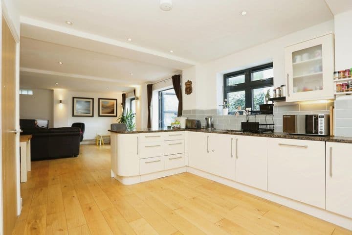 2 bedrooms house for sale in London, United Kingdom - Image 8