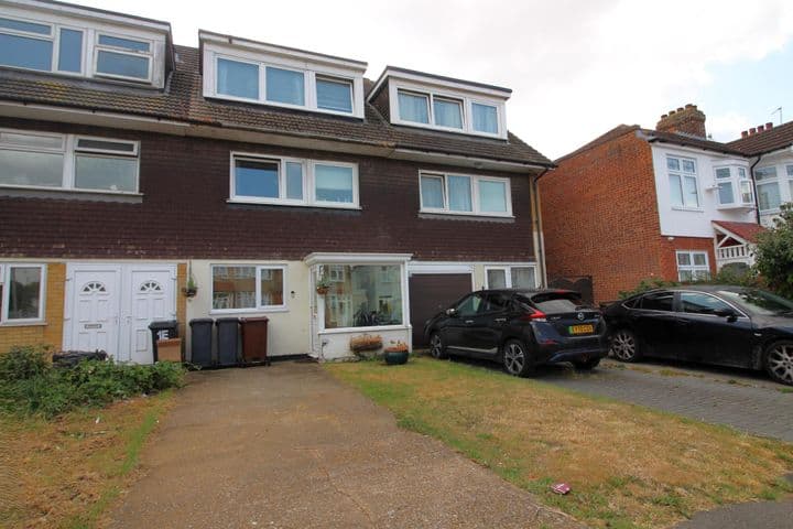 5 bedrooms house for sale in Romford, United Kingdom - Image 2